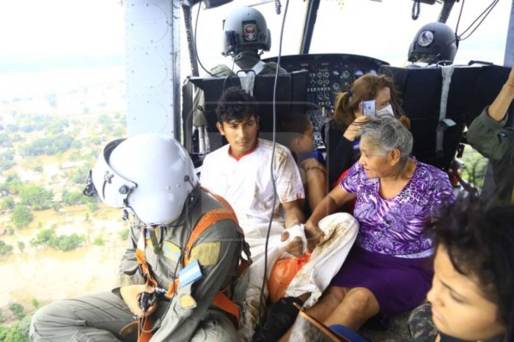Aún hay miles atrapados que solo puede ser rescatados en helicóptero.