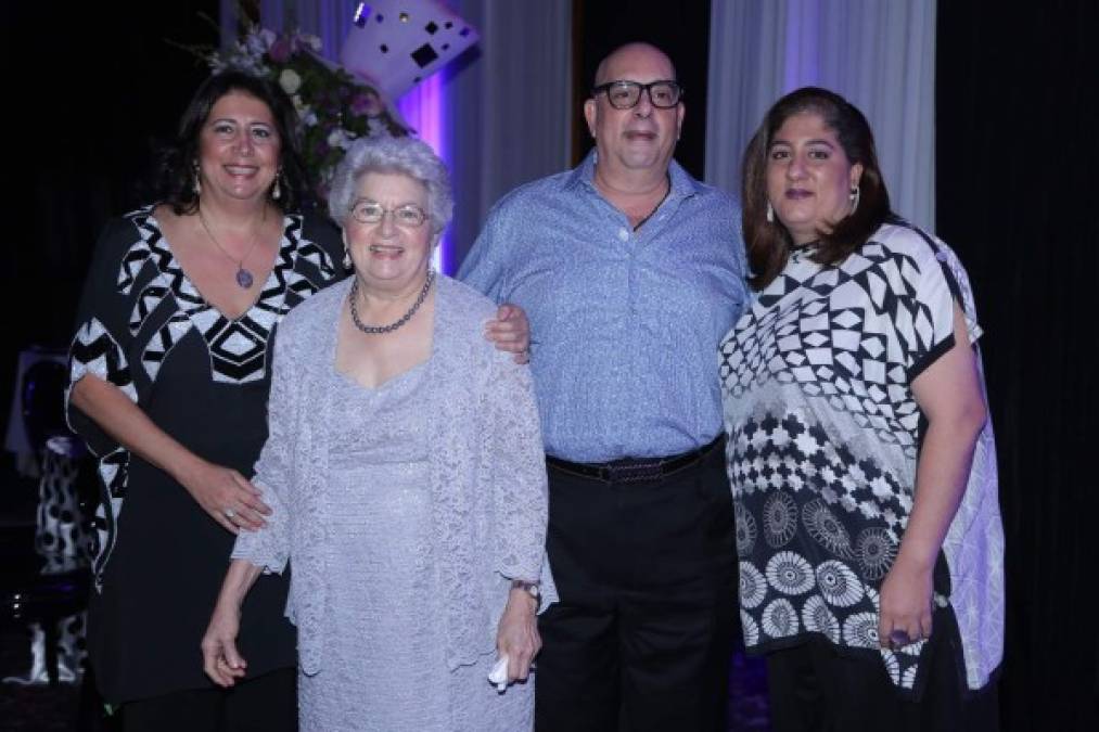 Elena Srouji, Martha Larach, Miguel y Mate Canahuati.