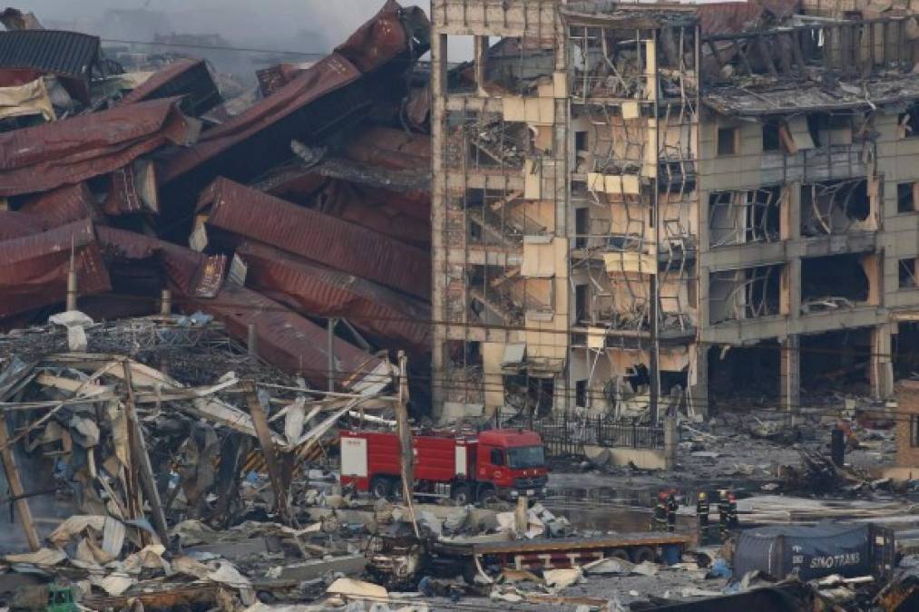 Como consecuencia de la gran intensidad de las dos explosiones, que fueron equivalentes a 3 y 21 toneladas de tnt respectivamente, vastas zonas del puerto, que es el décimo más grande del mundo, quedaron devastadas.