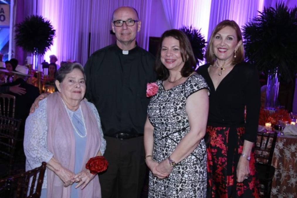 Mary Milla, el padre Vicente Nacher, Mildred Handal y Zobeida Saybe.