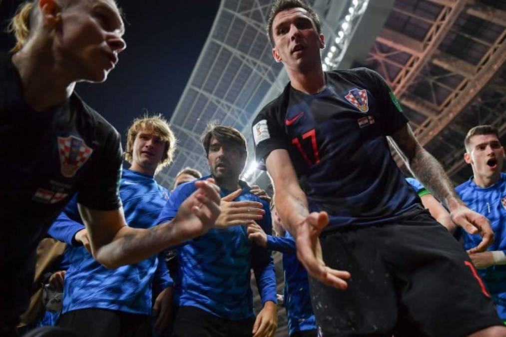 Mario Mandzukic ayudó a levantarse al fotógrafo salvadoreño que trabaja en la oficina de la agencia AFP en México. Foto AFP