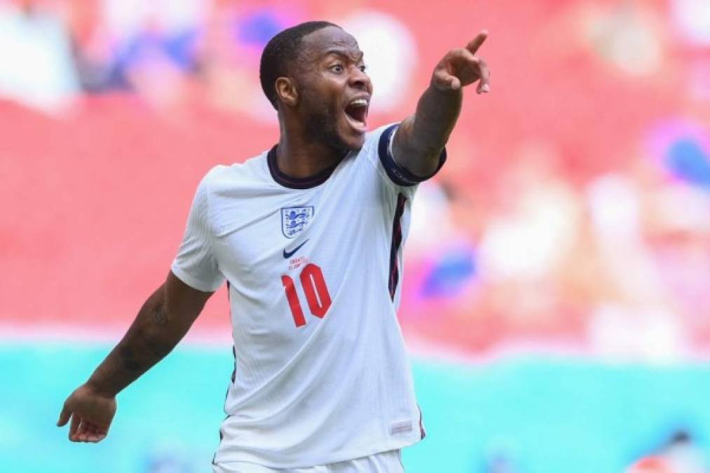 Según el 'Telegraph', a Raheem Sterling no le gusta la situación que rodea a su futuro en el Manchester City. Este curso ha perdido su papel preferencial en el esquema de Guardiola y el extremo aparece en la rumorología veraniego como posible moneda de cambio para abaratar costes en fichajes venideros. Foto AFP.