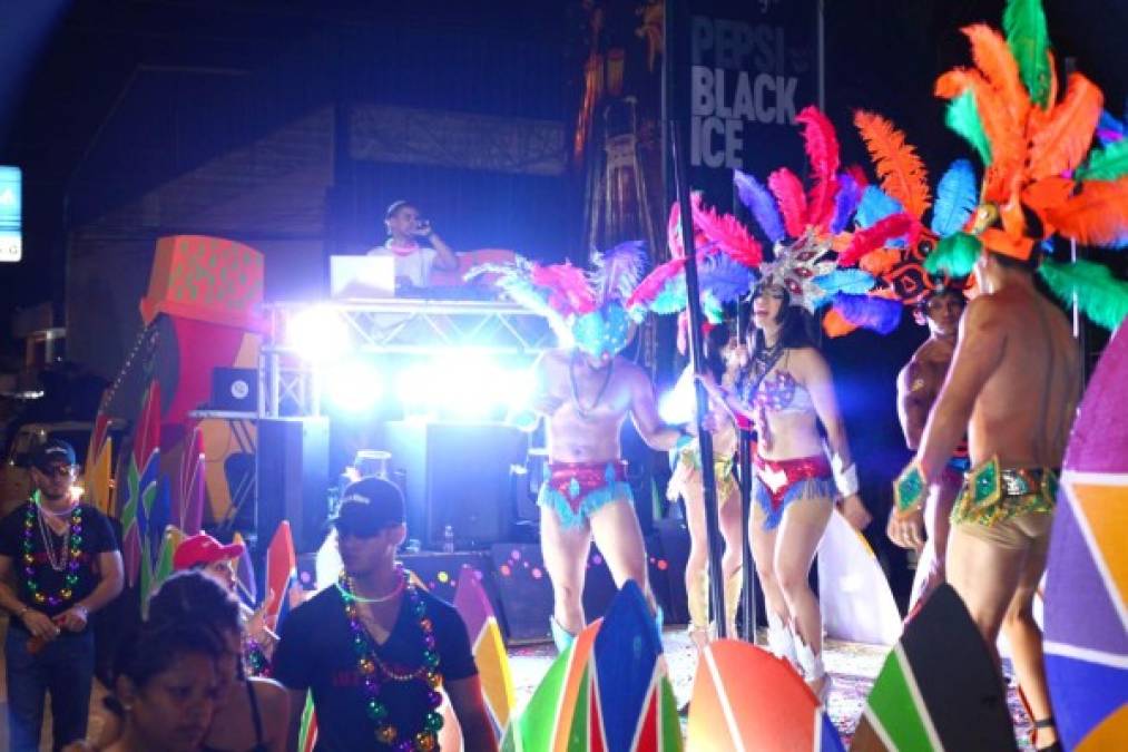 Los atuentos de estos modelos fue sensación en el desfile.