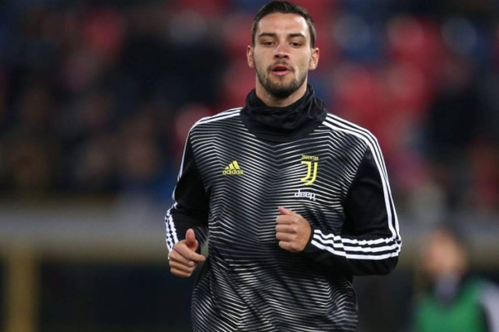 Mattia De Sciglio tiene las horas contadas en la Juventus, donde no parece gozar de la total confianza de Andrea Pirlo en este inicio de la Serie A. Al lateral derecho italiano, según asegura Sky Sports, le ha salido otro pretendiente, es el Celtic de Escocia, pero no ve con buenos ojos llegar a Glasgow. Otras opciones que habían tocado la puerta de Turín fueron la Roma y el PSG, pero las negociaciones están estancadas por el momento. El Sevilla también lo tiene en su agenda.