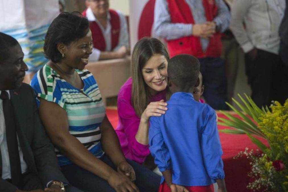 Hubo un espectáculo con varias actuaciones de niños de diferentes edades, que entregaron de regalo a la Reina un bandera de Haití, unas flores y una mantelería con unas palmeras bordadas.