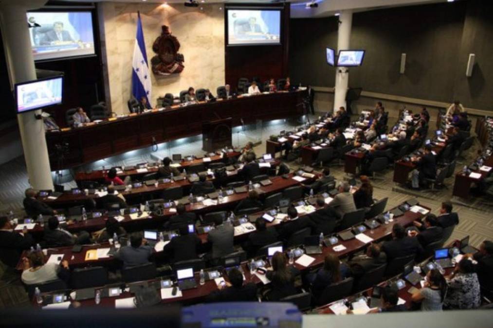 Los 128 diputados que integran el Parlamento de Honduras son poco activos, pues apenas el 18 % de ellos cumple con sus funciones, destaca un informe presentado hoy en Tegucigalpa por dos organizaciones locales. 'De los 128 diputados, solo 23 de ellos tienen una producción legislativa mayor o igual a 15 proyectos de ley o mociones, lo que significa que apenas el 18 % realmente está atento y cumple en buena forma su papel' en el Congreso Nacional, en el que tienen representación siete partidos políticos, destaca el informe.<br/><br/>