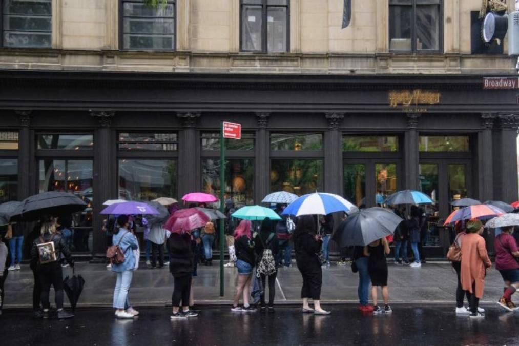 Fans del joven mago hicieron fila durante horas bajo una fuerte lluvia para ser los primeros en visitar la tienda.