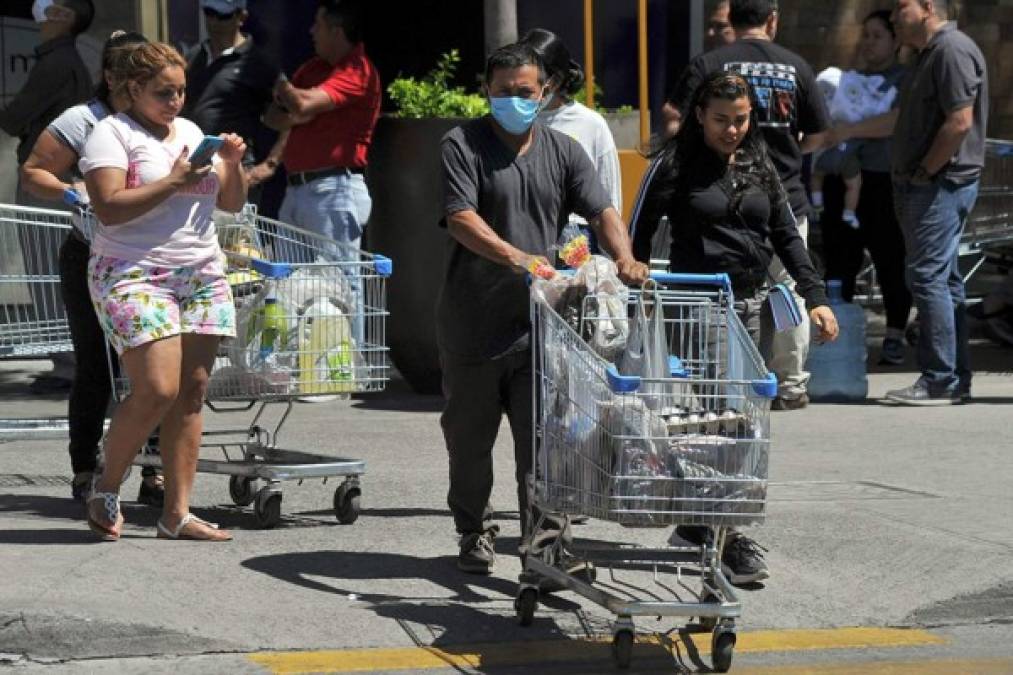 Además, ordenaron suspender el funcionamiento del transporte público, así como la suspensión de celebraciones religiosas presenciales, entre otras medidas.<br/>