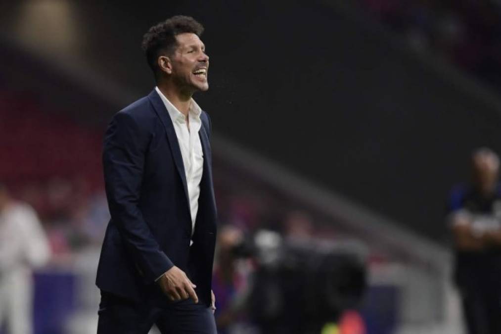 Carlos Simeone, padre Diego Pablo Simeone, habló en Radio Villa Trinidad sobre las opciones de su hijo de ser seleccionador argentino: 'El momento va a llegar cuando sea más grande. Todavía le gusta la adrenalina de dirigir todos los domingos. Sabemos que en algún momento la Selección se dará. El siempre la respetó, hizo cualquier esfuerzo para jugar. Lo tiene en su cabeza'.