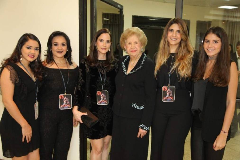 María José Welchez, Karina Paredes, Ivette Aramendía, Julieta Kattán, Lilibette y Claudia Kattán.