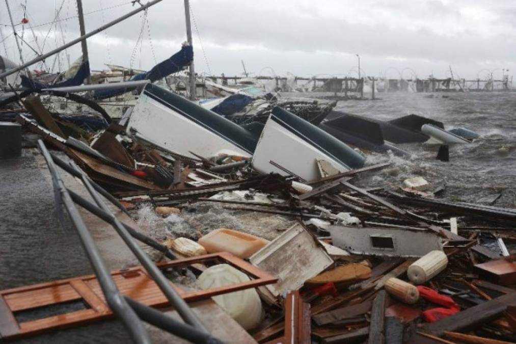 En Mexico Beach, una comunidad de unos 1,000 habitantes, mostraban escenas de devastación absoluta. Las casas parecían flotar en medio de calles inundadas, algunas totalmente destruidas tras haber perdido el techo.