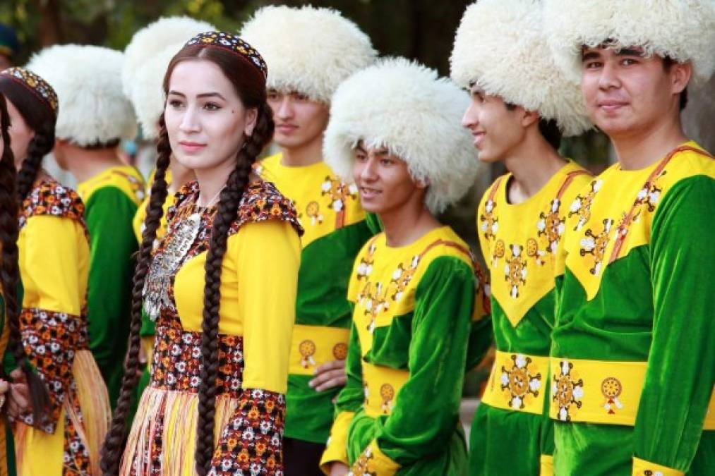 Turkmenistán prohíbe los coches negros y conducir a las mujeres porque causan «más accidentes». Es prohibido fumar y también son ilegales las antenas parabólicas, la ópera y el ballet. En la ciudad Burundi pueden llegar a detener a grupos de corredores (dos se considera un grupo).<br/><br/>El 89% de la población son musulmanes, mientras que el 9% de la población son seguidores de la Iglesia Ortodoxa Oriental y el 2% restante se declara como no religiosos.