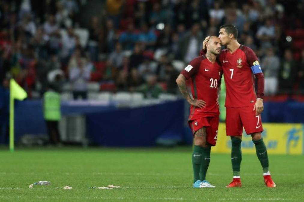 CDA089. KAZÁN (RUSIA), 28/06/2017.- Cristiano Ronaldo (d) consuela a Ricardo Quaresma de Portugal al fallar un penalti ante Chile en la serie de penaltis hoy, miércoles 28 de junio de 2017, durante un partido entre Portugal y Chile parte de la Copa Confederaciones 2017 en el estadio Kazan Arena en Kazán (Rusia) EFE/MARIO CRUZ