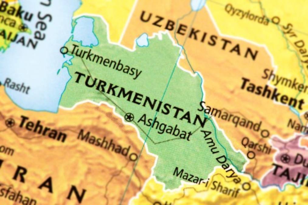 Para comenzar, Turkmenistán​ es un país situado en Asia Central que limita al noroeste con Kazajistán, al norte y noreste con Uzbekistán, al suroeste con Irán, al sureste con Afganistán y al oeste con el mar Caspio, aunque es considerado como un Estado sin salida al mar.<br/><br/>Precisamente esta es una de las mayores curiosidades de Turkmenistán al tener limitado el acceso al mar Caspio, está completamente cerrado, sin acceso natural al océano, aunque el canal Volga-Don permite el ingreso de envío hacia y desde el Mar Negro.