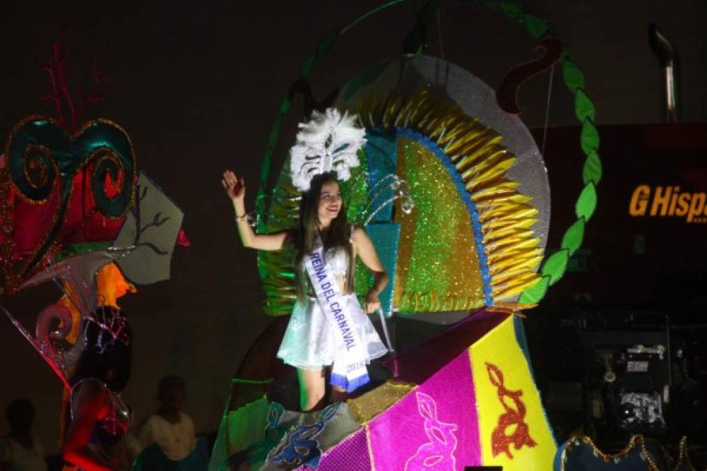 La belleza femenina engalanó la noche.