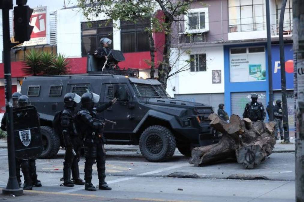 Los manifestantes destruyeron un blindado de transporte de personal a las afueras de la capital, y saquearon varias industrias agroexportadoras y de leche en las provincias de Pichincha y Cotopaxi.