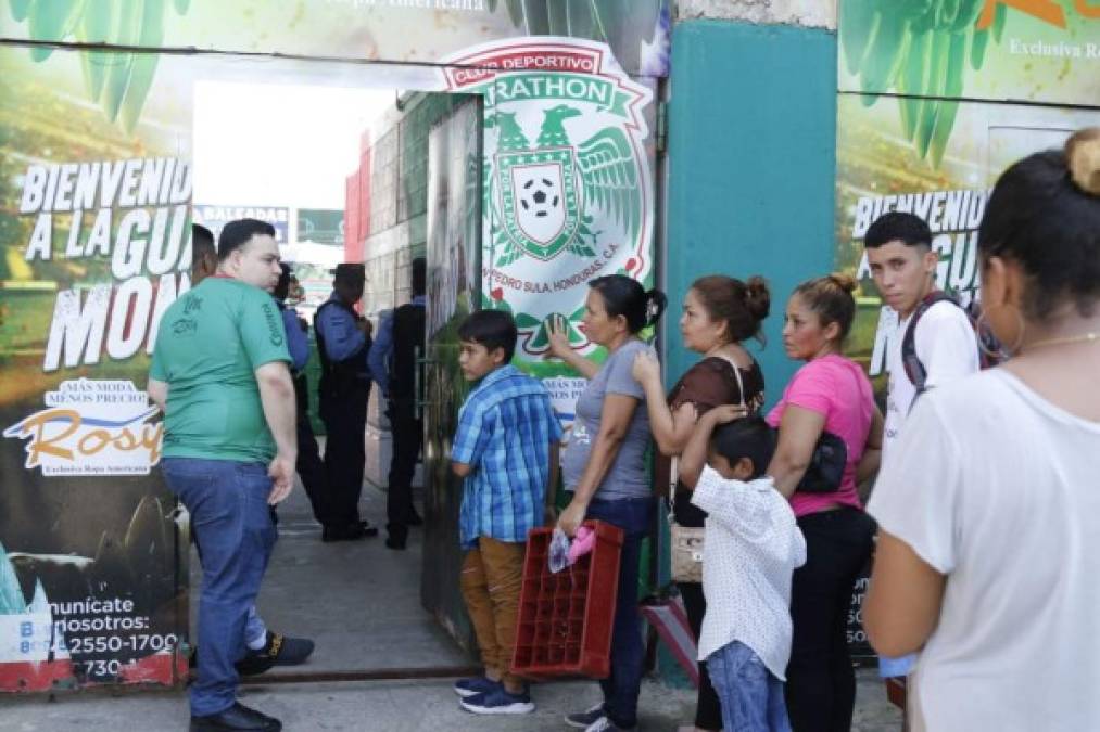 Desde muy temprano comenzaron a llegar las personas al estadio Yankel Rosenthal.