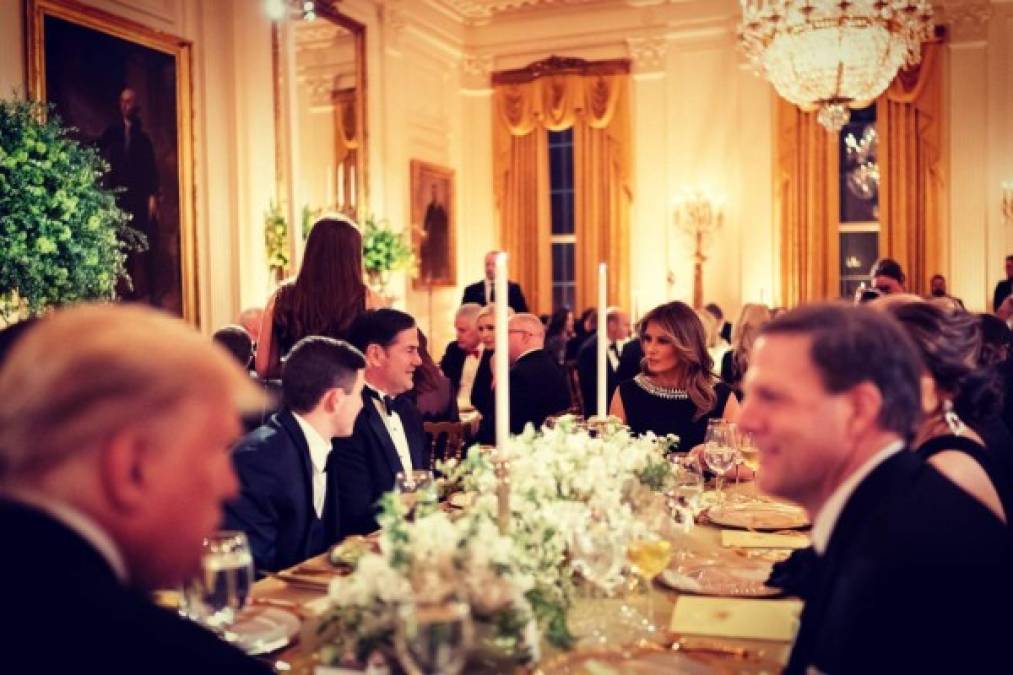 La ex modelo de 49 años publicó en su cuenta de Twitter imágenes de la lujosa cena en la Casa Blanca.