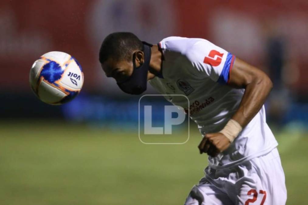 Jerry Bengtson cabeceando el balón y usando la tradicional mascarilla que usa en tiempos de COVID-19.