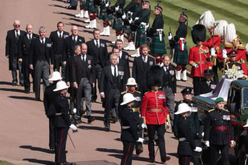 Pero las restricciones impuestas por el coronavirus obligaron a modificar los planes para el entierro de Felipe, que falleció el 9 de abril, dos meses antes de cumplir 100 años. La ceremonia se limitó a 30 invitados íntimos con mascarillas y distancias de seguridad.<br/><br/>El acto comenzó con un minuto de silencio antes del oficio religioso en San Jorge, la capilla gótica del siglo XV situada en el casi milenario castillo de Windsor, unos 50 km al oeste de Londres.<br/>