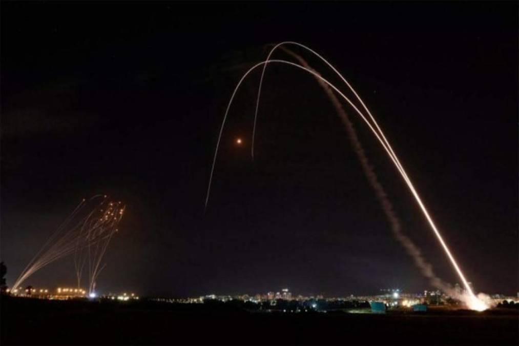 Lluvia de cohetes sobre Tel Aviv: El 11 de mayo, Hamás e Israel siguen enfrentándose con disparos de cohetes y bombardeos aéreos.<br/>El primer ministro Benjamin Netanyahu advierte que Israel 'intensificará' sus ataques contra Hamás. <br/>Tras la destrucción de un edificio de doce plantas en el centro de la ciudad de Gaza, en el que tenían sus oficinas altos cargos de Hamás, el movimiento dispara una salva de cohetes hacia Tel Aviv. <br/>