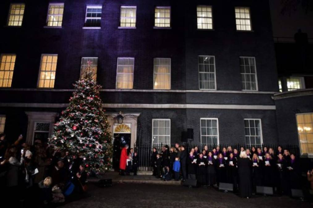 En Londres, la primera ministra británica, Theresa May, encendió el árbol navideño de la célebre Downing Street este fin de semana.