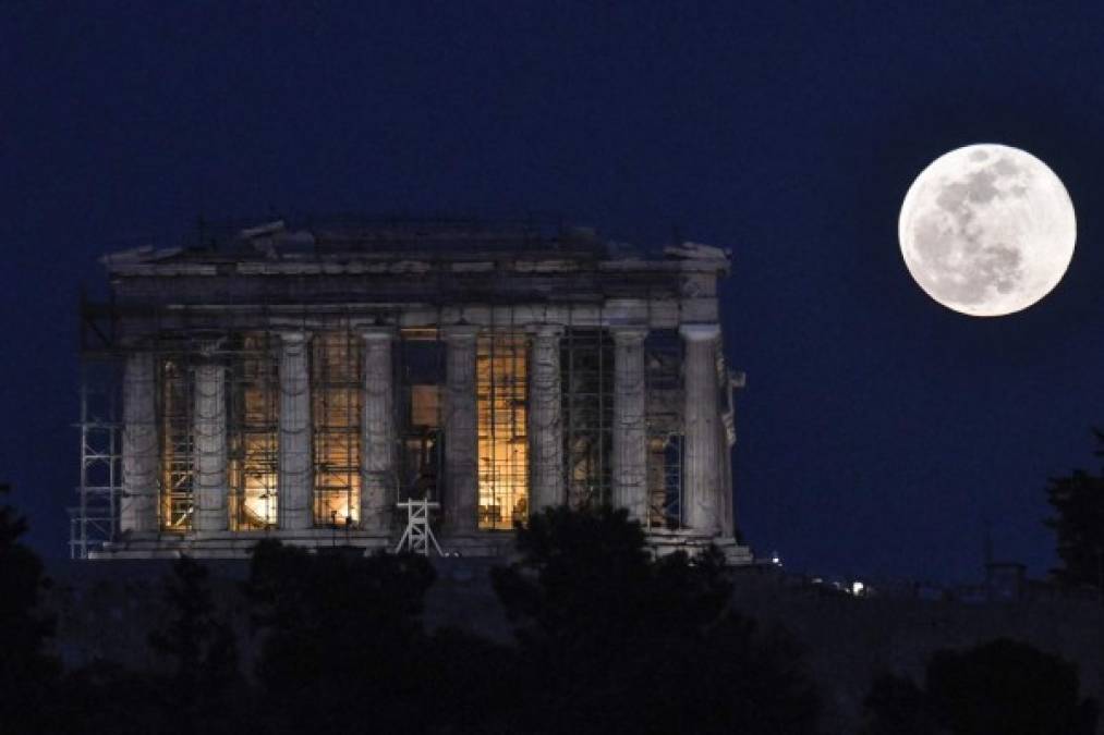 La superluna de nieve junto al Templo Partenón en la Acrópolis.