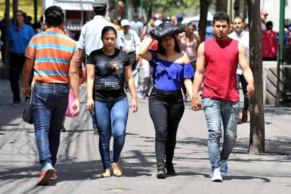 El Gobierno anunció la medida en cadena nacional a las 4:00 pm; sin embargo el departamento de Choluteca y el municipio de La Ceiba ya se habían adelantado. Las alcaldías de ambos lugares, dieron a conocer en horas de la tarde que decretaban toque de queda para evitar que los ciudadanos siguieran desobedeciendo la ordenanza.