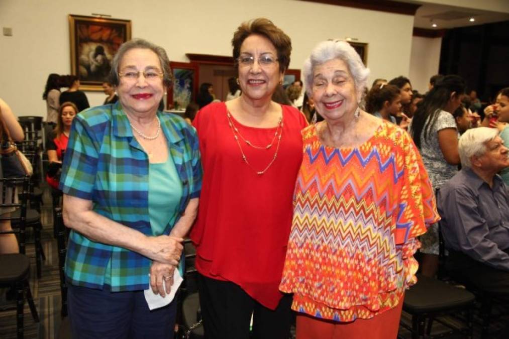 Virginia Corrales, Ana María Alemán y Mimí Panayotti.