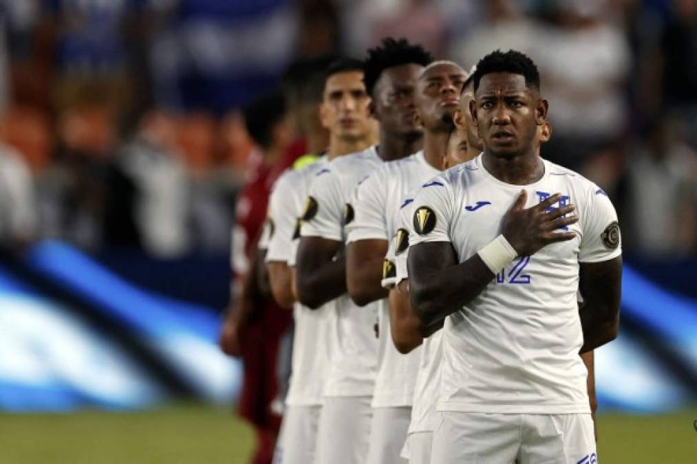 Los jugadores de la selección hondureña mientras cantaban el himno nacional.