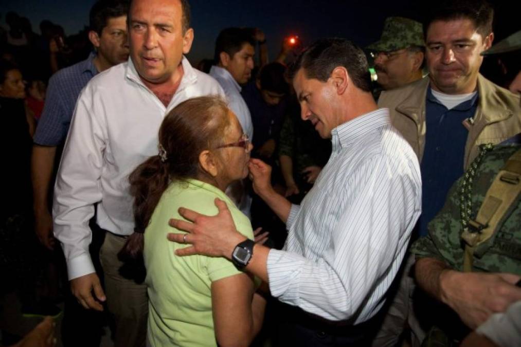 Peña Nieto llegó anoche a ciudad Acuña para constatar los daños ocasionados por el tornado que en apenas 6 segundos devastó casi por completo la zona.