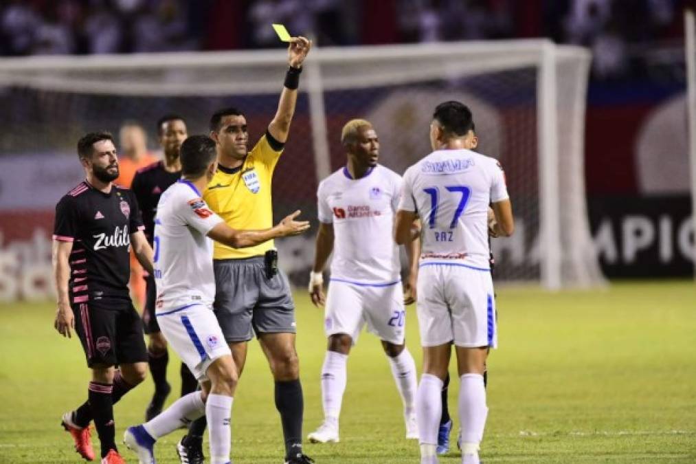 El árbitro costarricense Juan Gabriel Calderón le muestra tarjeta amarilla al olimpista Jonathan Paz.