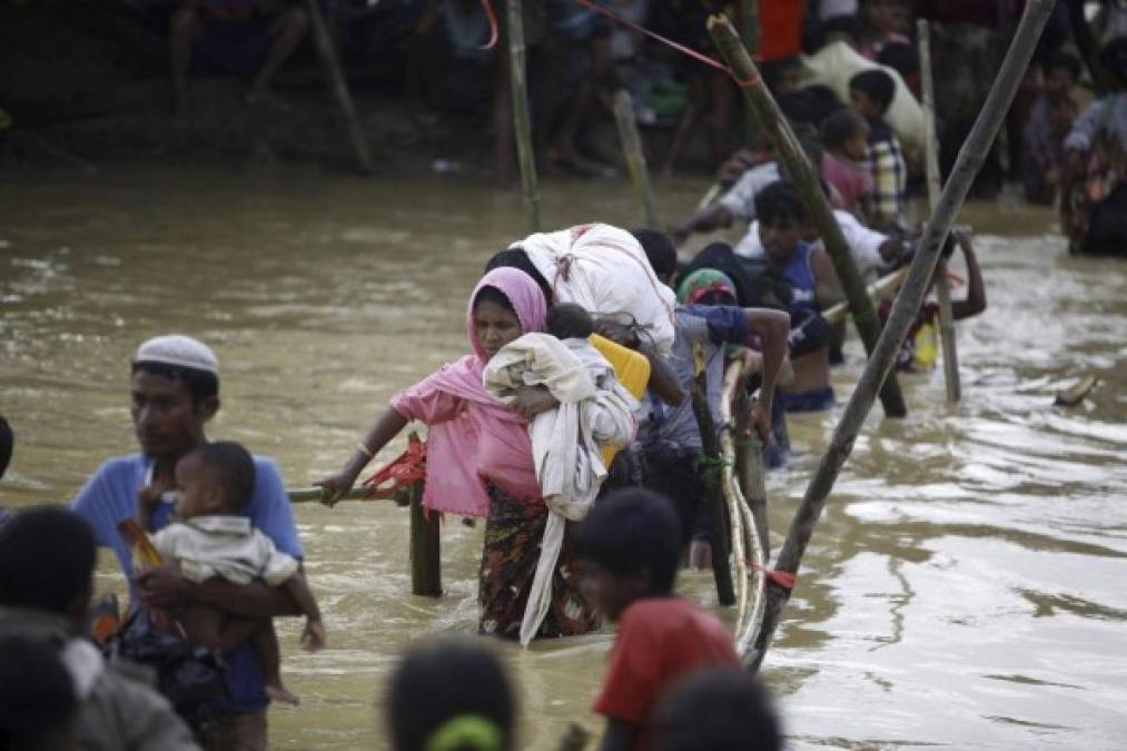 BANGLADÉS. Rohinyás siguen huyendo. Refugiados de la etnia rohinyá de Birmania buscan ayuda humanitaria en un campamento improvisado en Ukhiya.