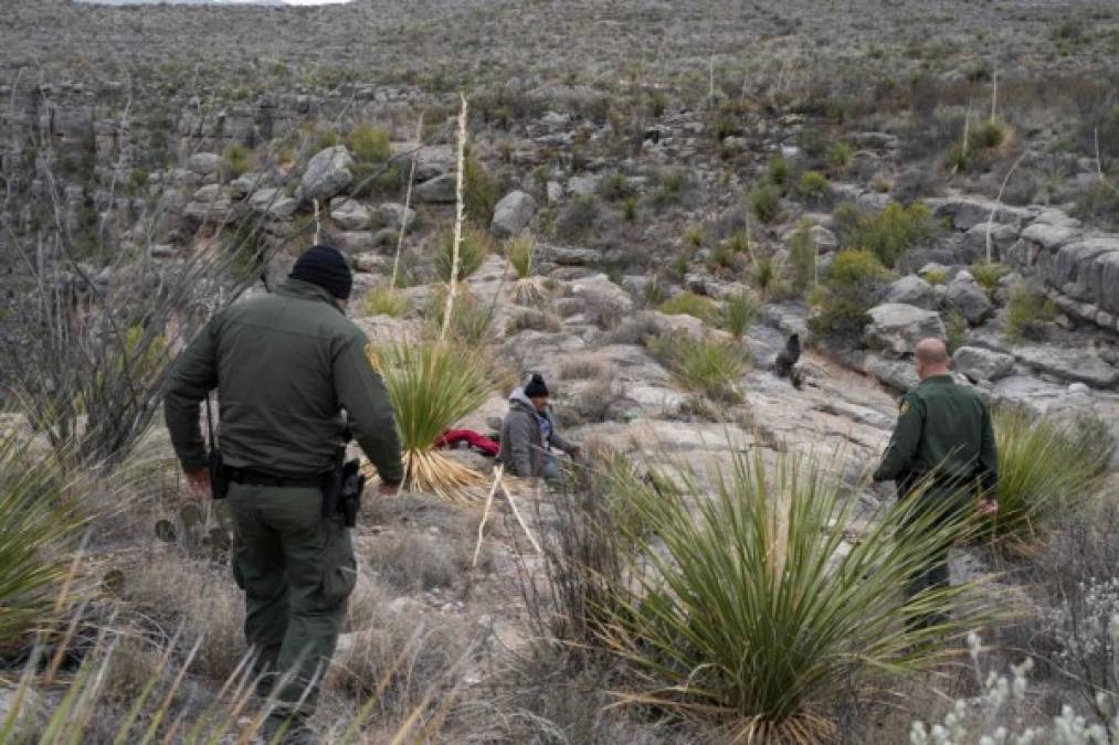 En el sector Big Bend de Texas, los agentes son responsables de monitorear centenares de kilómetros de territorio, incluyendo 830 km del Río Grande, bordeado de peligrosos cañones y áridos desiertos donde las operaciones para rastrear y detener migrantes pueden demandar días.