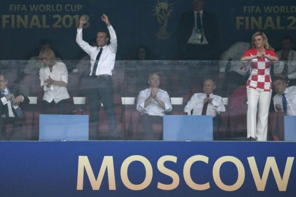 El presidente de Francia, Emmanuel Macron, vivió la final del Mundial de Rusia de una manera muy especial, rompiendo todo el protocolo que se supone que un dignatario mundial debe mantener en el palco de un estadio deportivo en las celebraciones de los goles de su equipo.<br/>