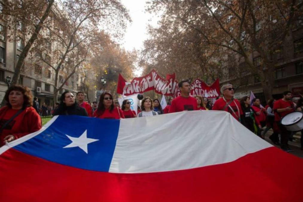 7. Chile: Pese a ser uno de los países más desarrollados de Sudamérica, esta nación también sufre el flagelo de la corrupción. El estudio revela que el 20 % de los encuestados ha tenido que pagar un soborno para acceder a un servicio público básico, del agua y la electricidad a la sanidad y la educación.