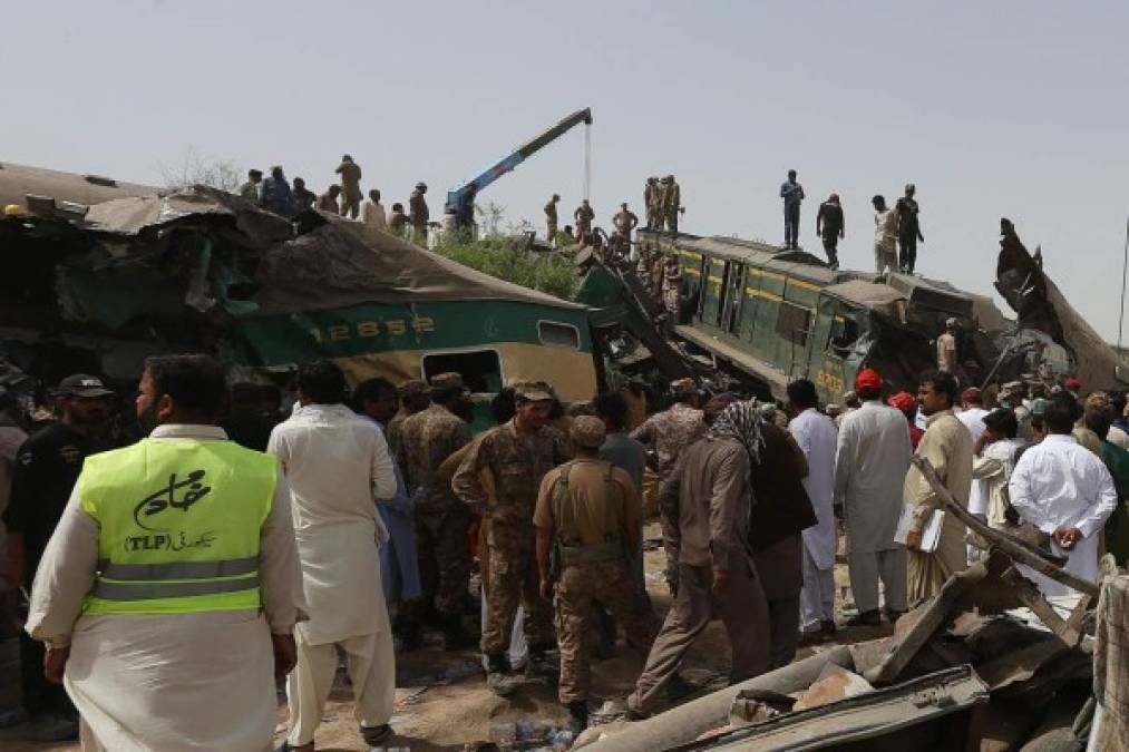 Un número indeterminado de pasajeros continuaba atrapado en los vagones destruidos por el accidente cerca de la ciudad de Daharki, en la provincia de Sindh, a la que los equipos de rescate tardaron horas en llegar.