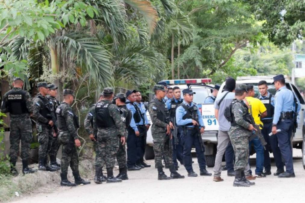 Los oficiales, con apoyo de miembros del ejército y de la Dirección Policial de Investigaciones (DPI), montaron un fuerte operativo en el lugar para capturar a los supuestos pandilleros.