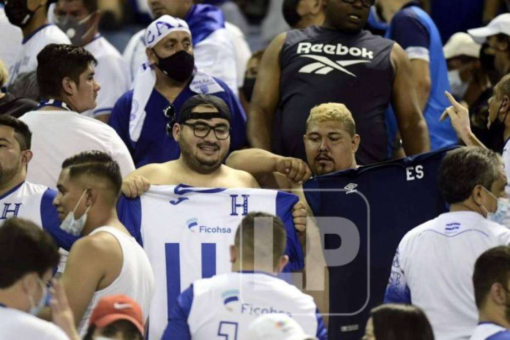 Un aficionado hondureño intercambió camiseta con otro salvadoreño al final del partido.