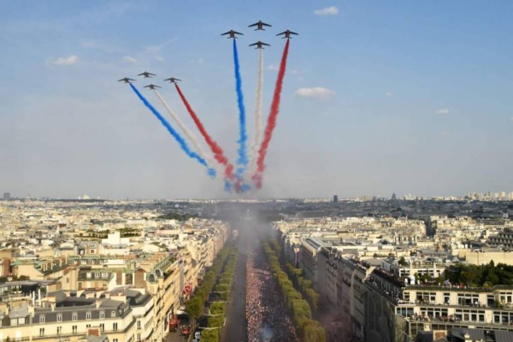 El show también estuvo en el aire. Los jets realizaron una performance para pintar el cielo de París.