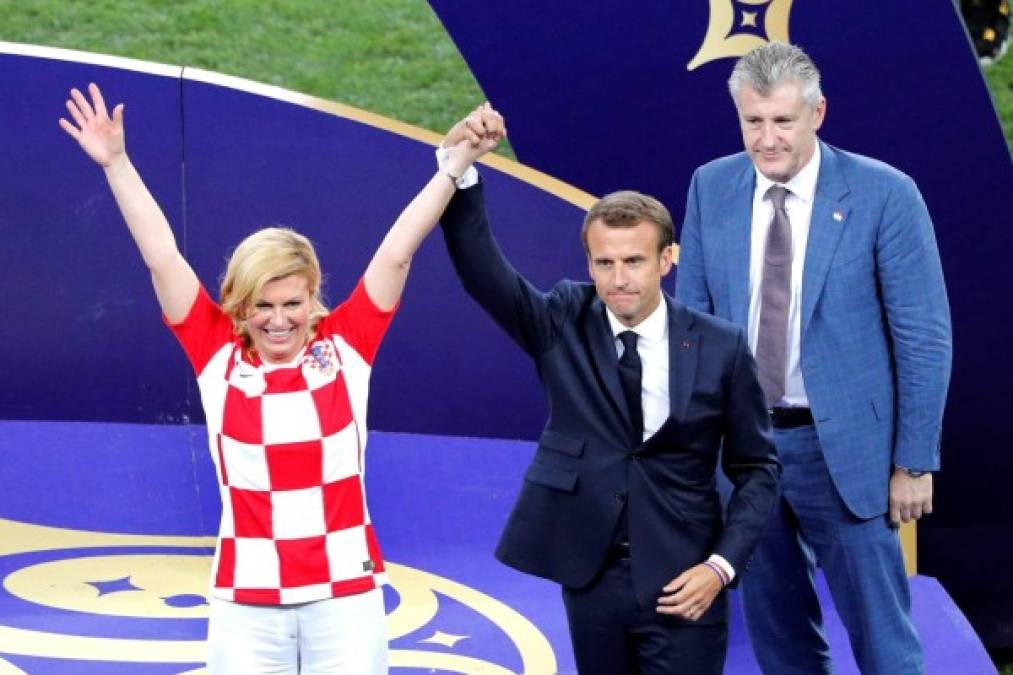 El presidente francés, Emmanuele Macron, tuvo un gran gesto con la presidenta de Croacia, le levantó el brazo para reconocer el gran papel del club croata en el Mundial.