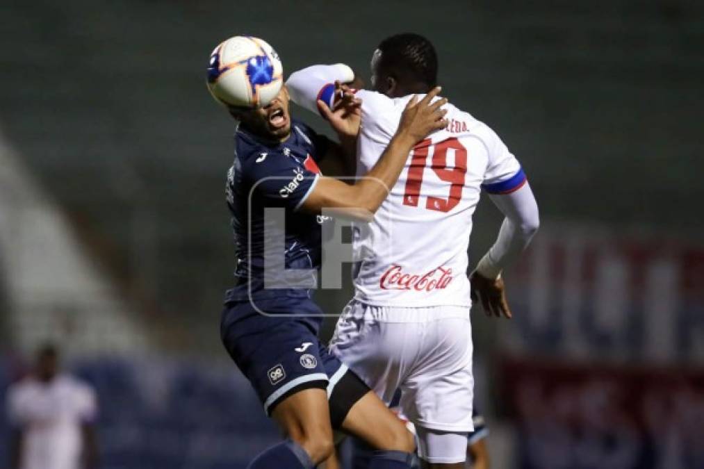 Yustin Arboleda y Marcelo Pereira saltando por le disputa del balón.