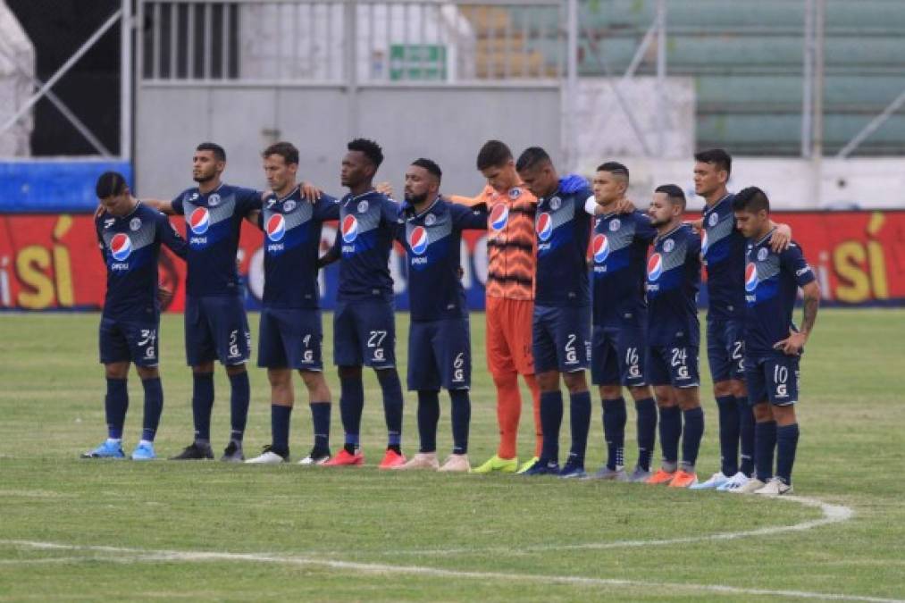 Antes del partido, los jugadores del Motagua guardaron un minuto de silencio en memoria del hermano del portero Marlon Licona, asesinado a balazos por sicarios.