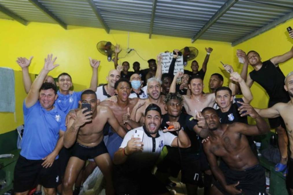 Los jugadores del Honduras Progreso celebraron en el vestuario con mucha euforia su pase a la semifinal.