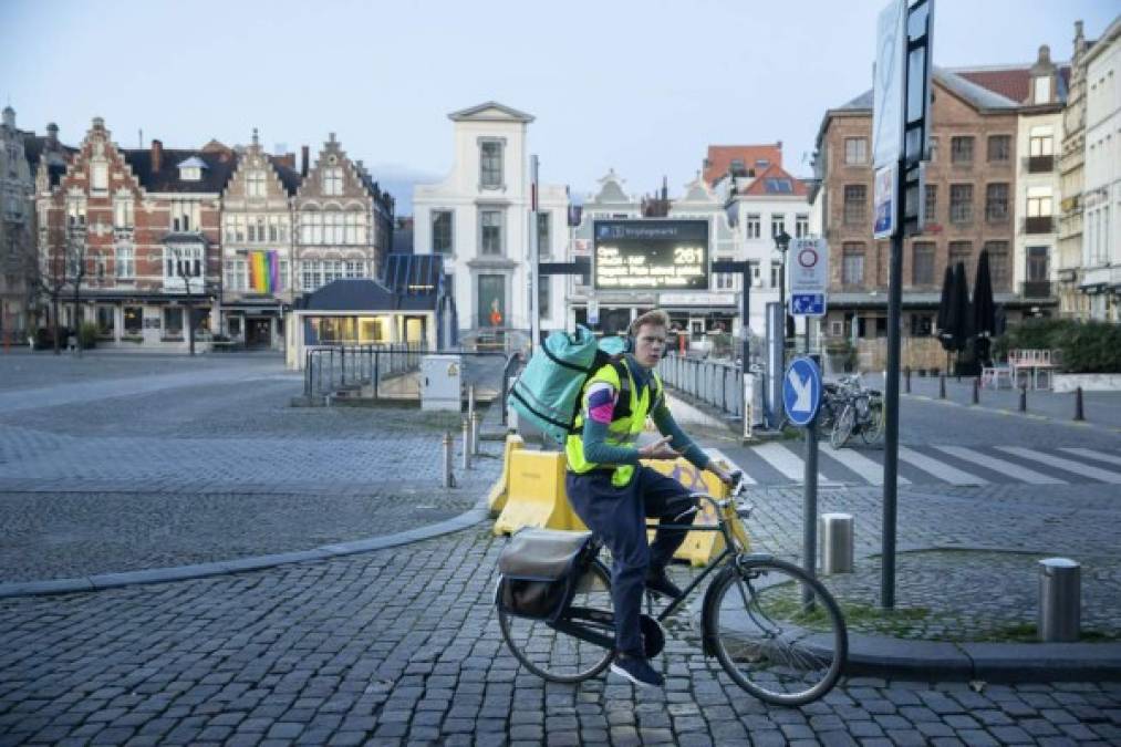 Un ciclista de alimentos en el centro de la ciudad de Gante, Bélgica. A partir del 18 de marzo se tomaron nuevas medidas para evitar la propagación del Covid-19. Hoy hay casi 1.800 personas infectadas y 21 muertos en Bélgica. Foto AFP