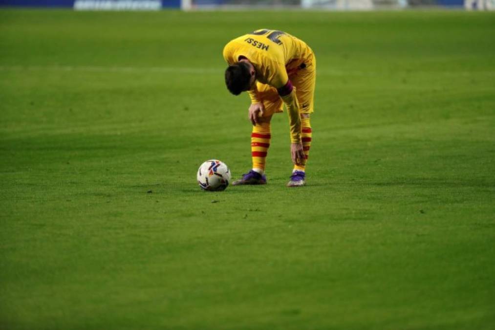 A Messi se le notó el cansancio físico y así fue captado en pleno juego.<br/>