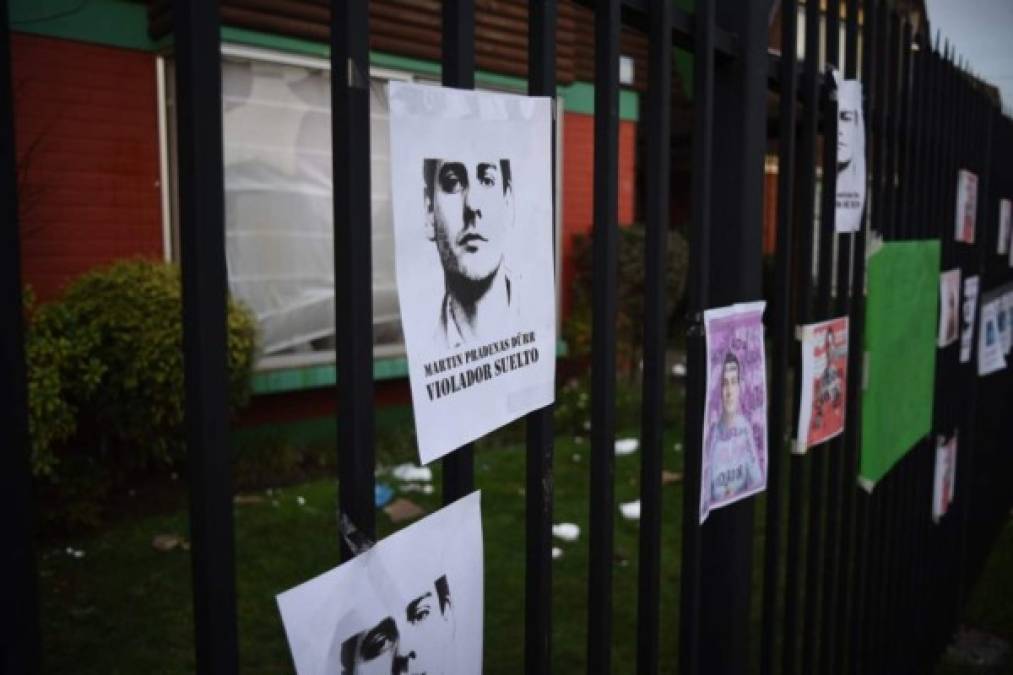 El terrible hecho y la decisión de las autoridades despertó el repudio de los chilenos. Decenas salieron a las calles con pancartas para exigir que se haga verdadera justicia en el caso de Antonia.