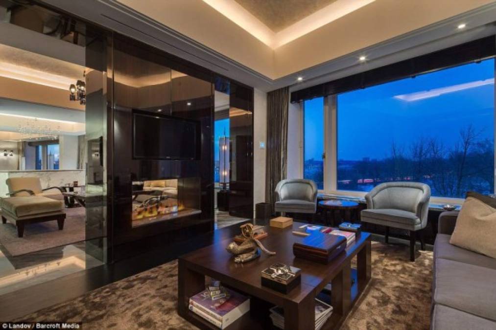 El príncipe saudí Nawaf bin Sultan bin Abdulazis Al-Saud se compró este lujoso apartamento de 3-pisos con impresionantes vistas al Río Hudson en Upper West Side de Nueva York.