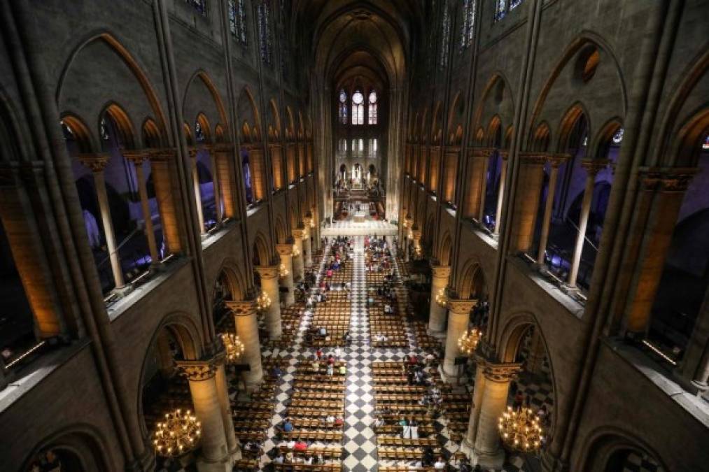 La catedral fue también el escenario de las celebraciones de la liberación de París de los nazis, con un oficio religioso el 26 de agosto de 1944 al que asistió el general Charles de Gaulle, después de descender por los Campos Elíseos entre cientos de miles de personas.