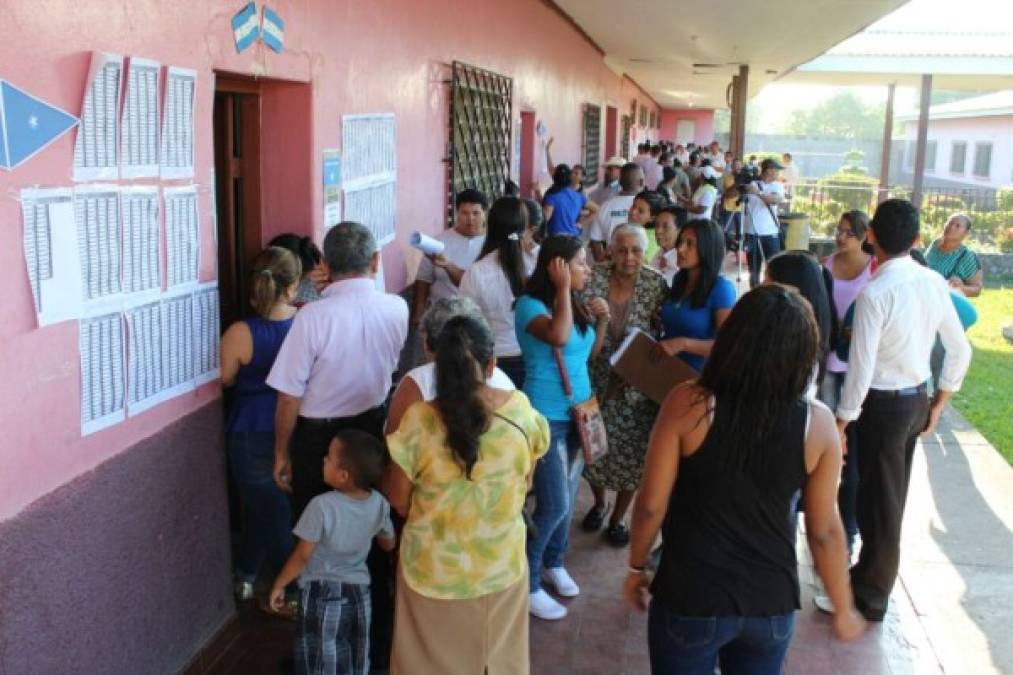 Desde tempranas horas de la mañana, los hondureños que residen en el litoral atlántico de Honduras abarrotaron los centros de votación.